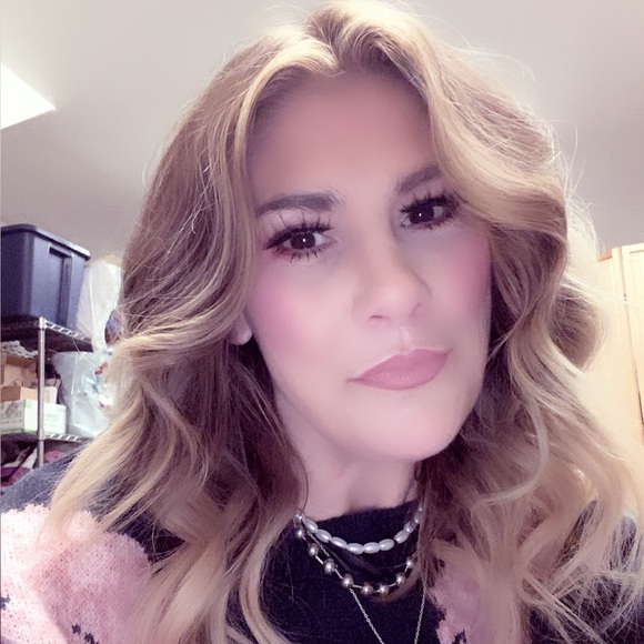 Meet your Posher Danielle - Picture 2 of 7